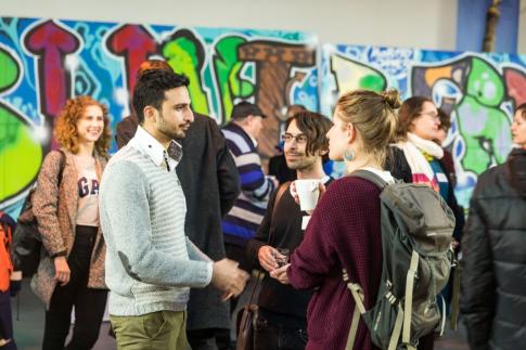 Leute unterhalten sich angeregt bei einer Veranstaltung des Landesjugendring Berlin