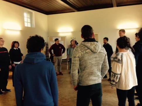 Bei einer Spielmethode stehen 15 Leute im Kreis