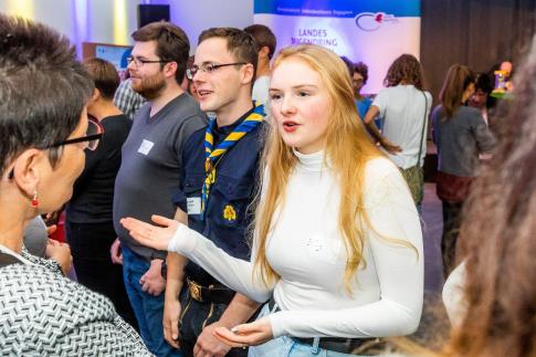 Leute unterhalten sich angeregt bei einer Veranstaltung des Landesjugendring Berlin