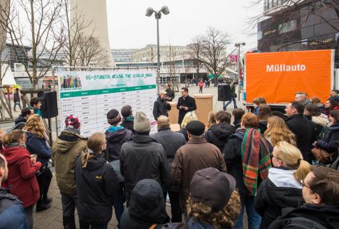 Viele Menschen aus Jugendverbänden stehen auf dem Alexanderplatz