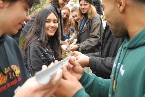 Jugendliche bei einer Methode, sie lachen und haben gute Laune