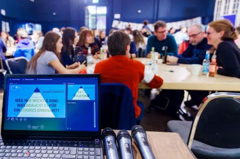 Leute unterhalten sich angeregt bei einer Veranstaltung des Landesjugendring Berlin