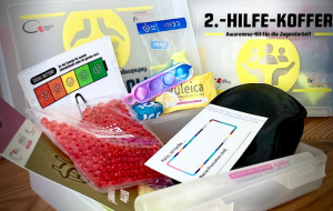 Der Zweite-Hilfe-Koffer ist geöffnet, die Utensilien liegen darin